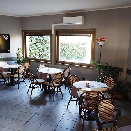 Hotel Motel Est Peschiera Borromeo Exterior photo