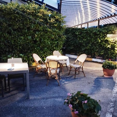 Hotel Motel Est Peschiera Borromeo Exterior photo
