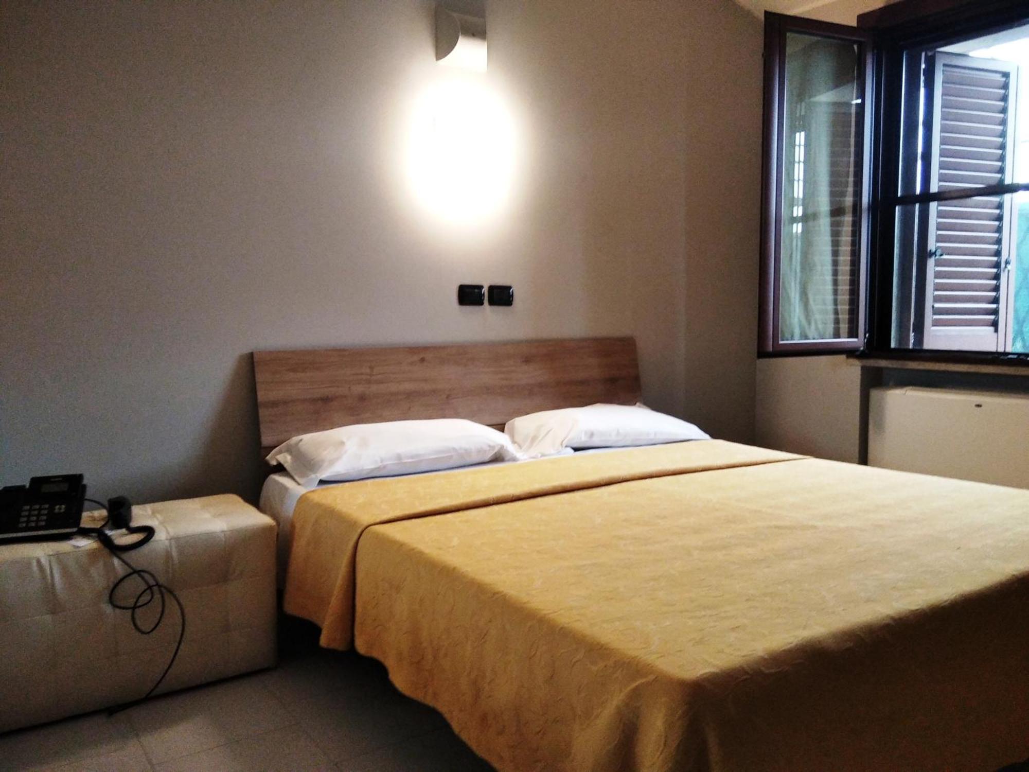 Hotel Motel Est Peschiera Borromeo Exterior photo