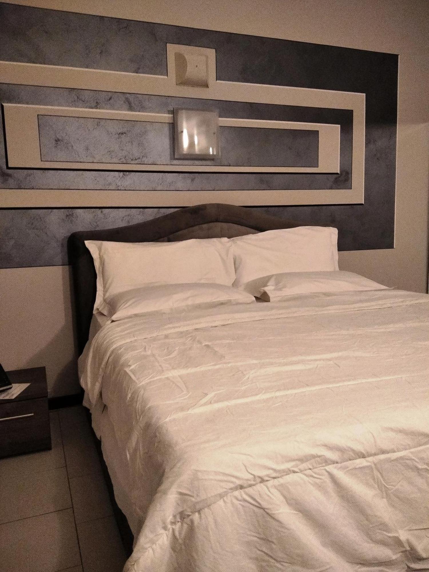 Hotel Motel Est Peschiera Borromeo Exterior photo